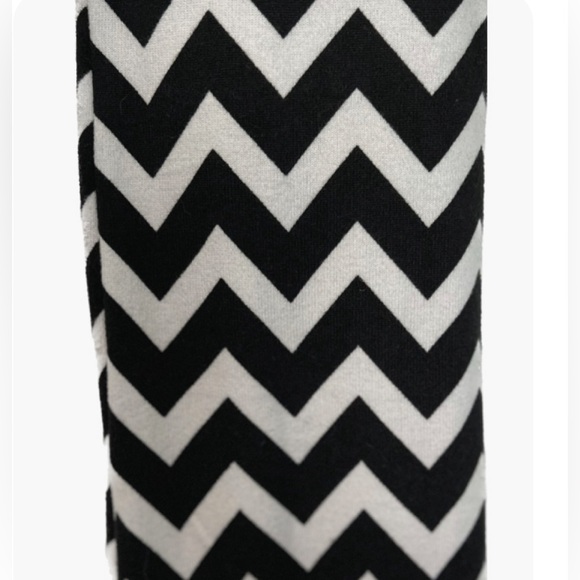 NWT Chevron Infinity Scarf Black/White - Picture 2 of 4